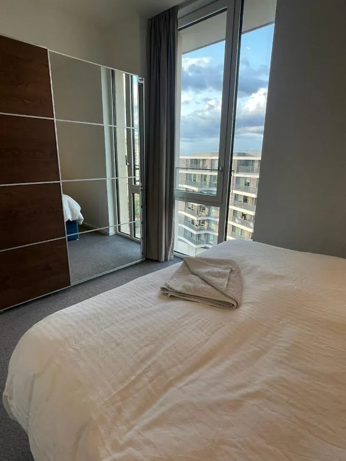 Rum i privatbostad Luxury En-Suite Room Olympic Village In Shared Apartment London